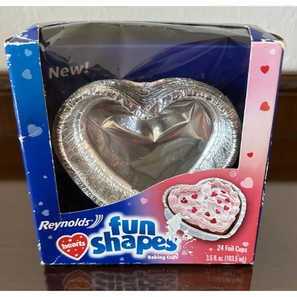 Reynolds HEARTS Fun Shapes 24-count‎ Foil Baking Cups 3.5 fl oz 2006